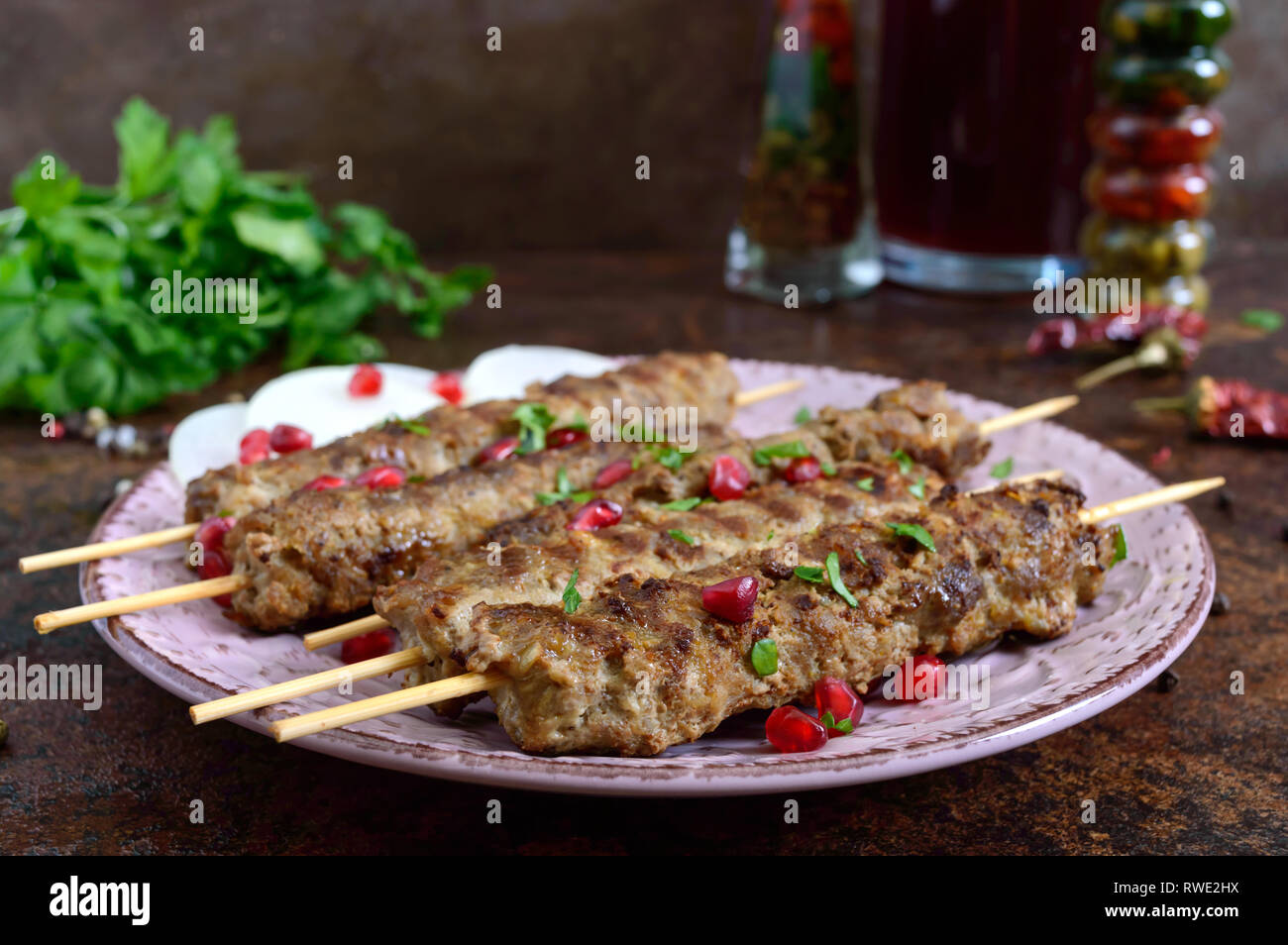 Lula Kebab ist eine traditionelle arabische Gericht. Fleisch Schaschlik auf Holzspieße. Stockfoto