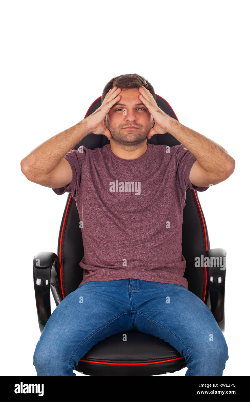 Bild der junge Geschäftsmann Legere Outfit sitzt auf einem bequemen Bürostuhl auf isolierten Hintergrund Stockfoto