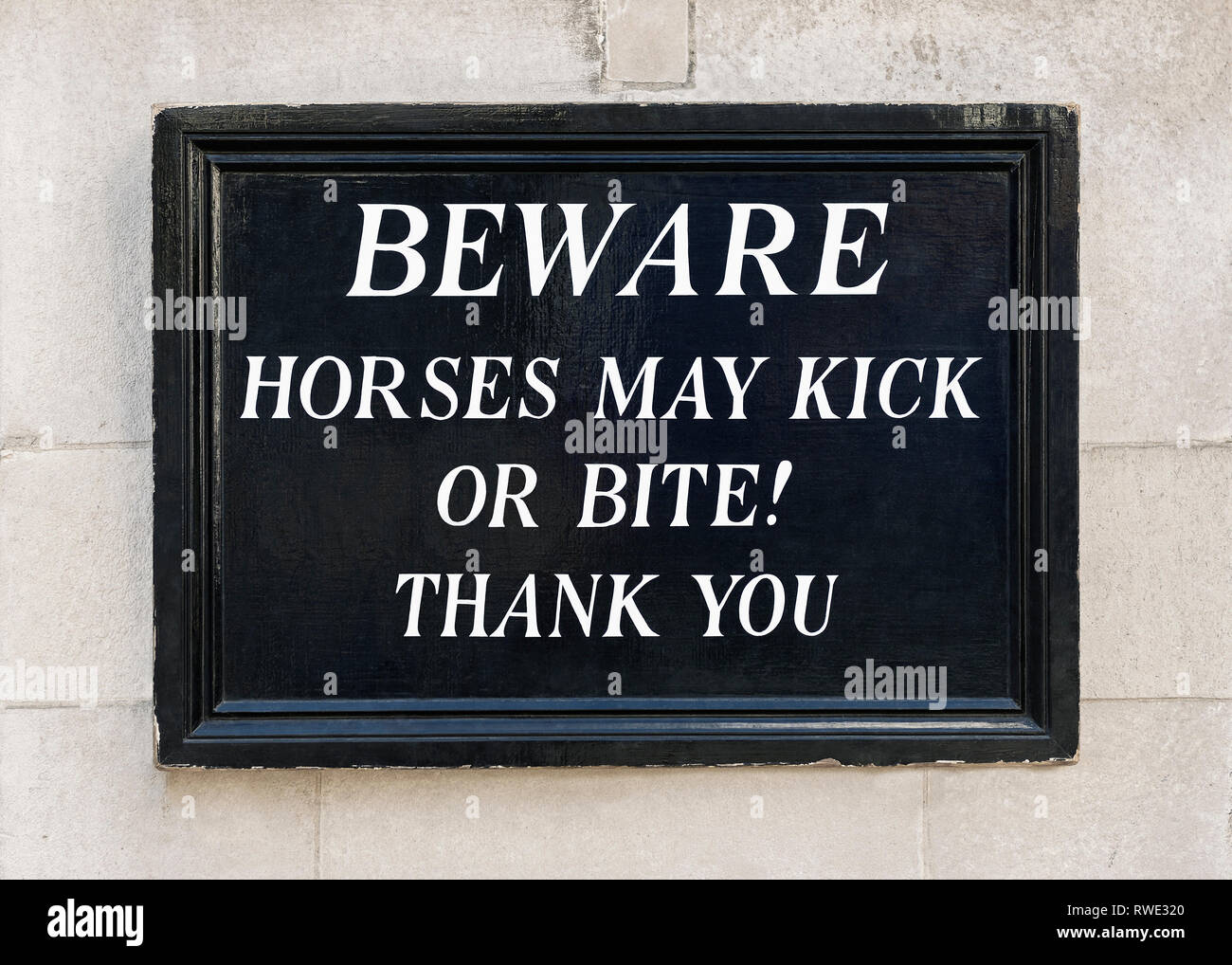 Vorsicht können Pferde Kick oder Beißen, Horse Guards Gebäude, London, England, Vereinigtes Königreich Stockfoto