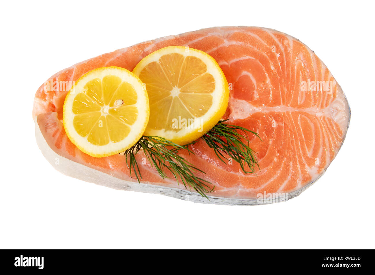 Lachs Fisch steak Roh ungekocht mit Zitronenscheibe auf Weiß. Flach, Ansicht von oben Stockfoto