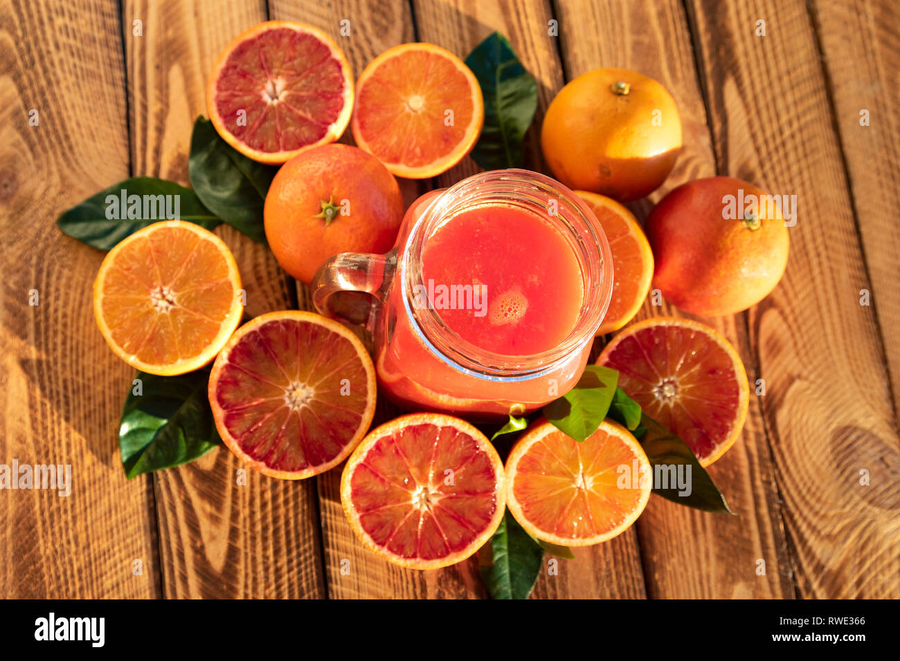 Orange Saft der frischen Blutorangen. Ansicht von oben, Außenaufnahme im Sonnenschein Stockfoto