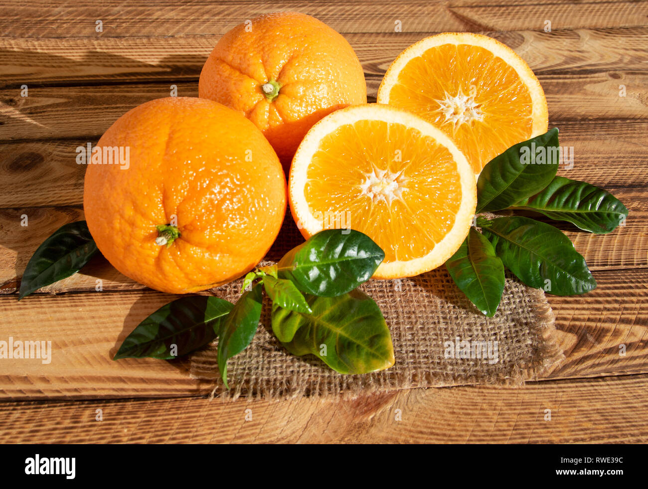 Helle Komposition mit Orangen Obst Außenaufnahme im Sonnenschein Stockfoto