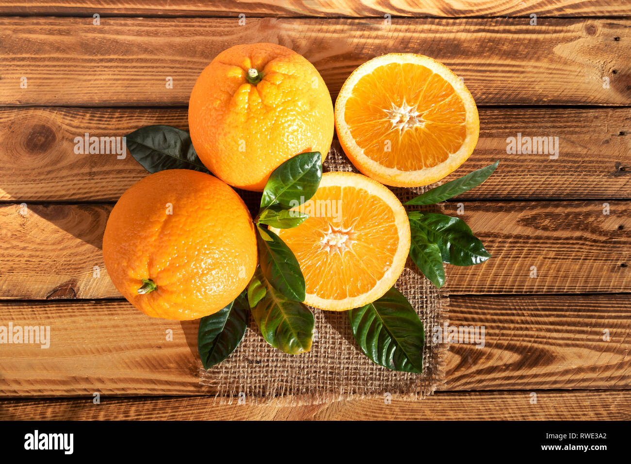 Helle Komposition mit reifen Orangen Obst Außenaufnahme im Sonnenschein. Ansicht von oben Stockfoto