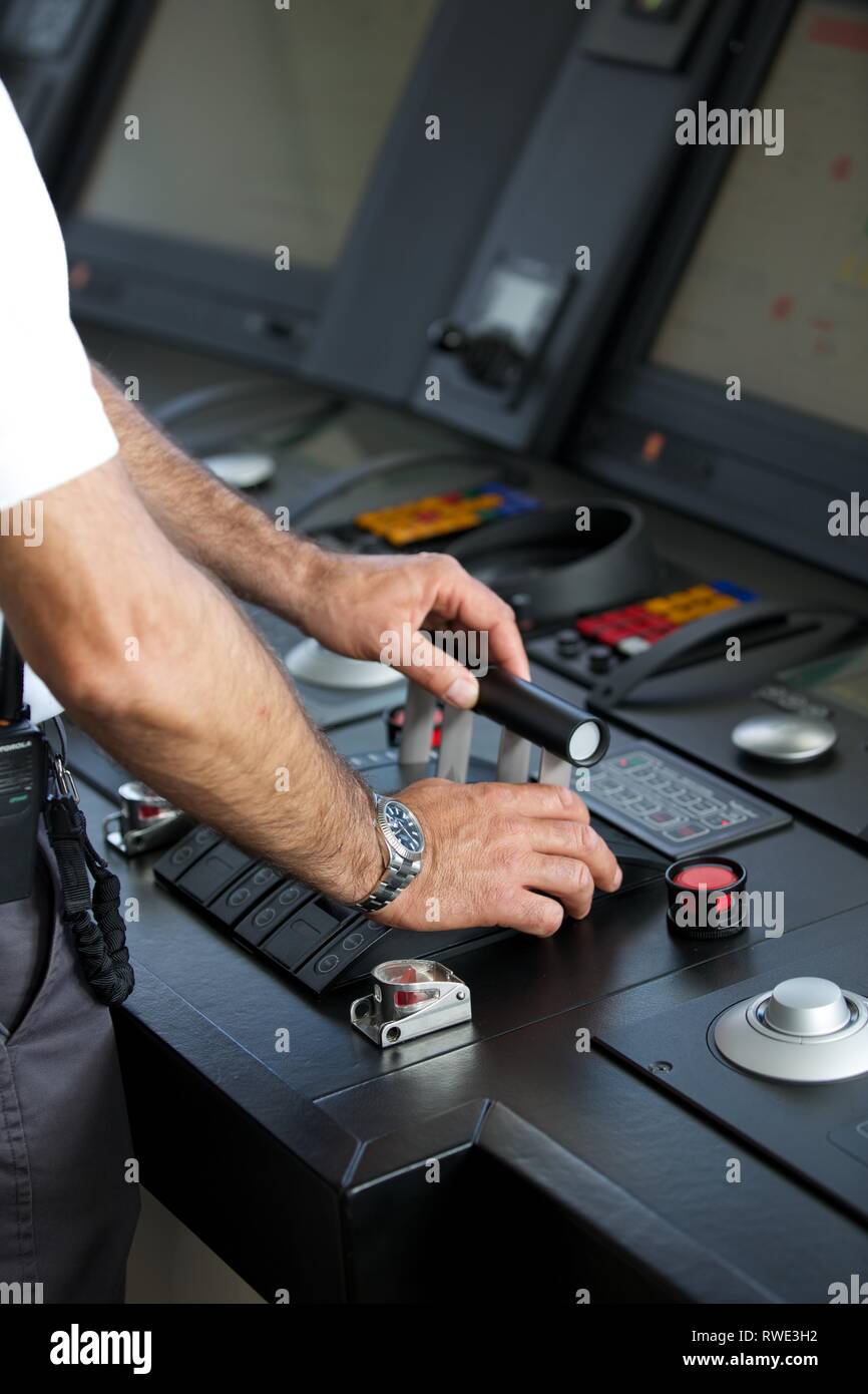 Schuss von superyacht command center -Fotos und -Bildmaterial in hoher ...