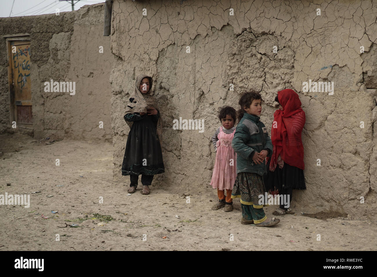 Menschen in einem FLÜCHTLINGSLAGER am Stadtrand von Kabul, Afghanistan, 28. Feb 2019. Die meisten der 1000 Familien verlassen im Lager links der afghanischen Provinz Helmand vor 13 Jahren, als die Taliban eine massive militärische Offensive an der afghanischen Armee und Streitkräfte der Koalition in Helmand gestartet. Jetzt die meisten Haushalte mehr als 10 Mitglieder haben, entsprechend der Camps Führer, sie haben keine medizinischen Zentrum im Camp und der Schule kann nur eine max. 80 Kinder unterrichten. Die schlechte Infrastruktur und Hygiene Krankheiten, wie gastrointestinale Infektionen, Infektionen der Haut und der Atemwege überwiegend. Stockfoto