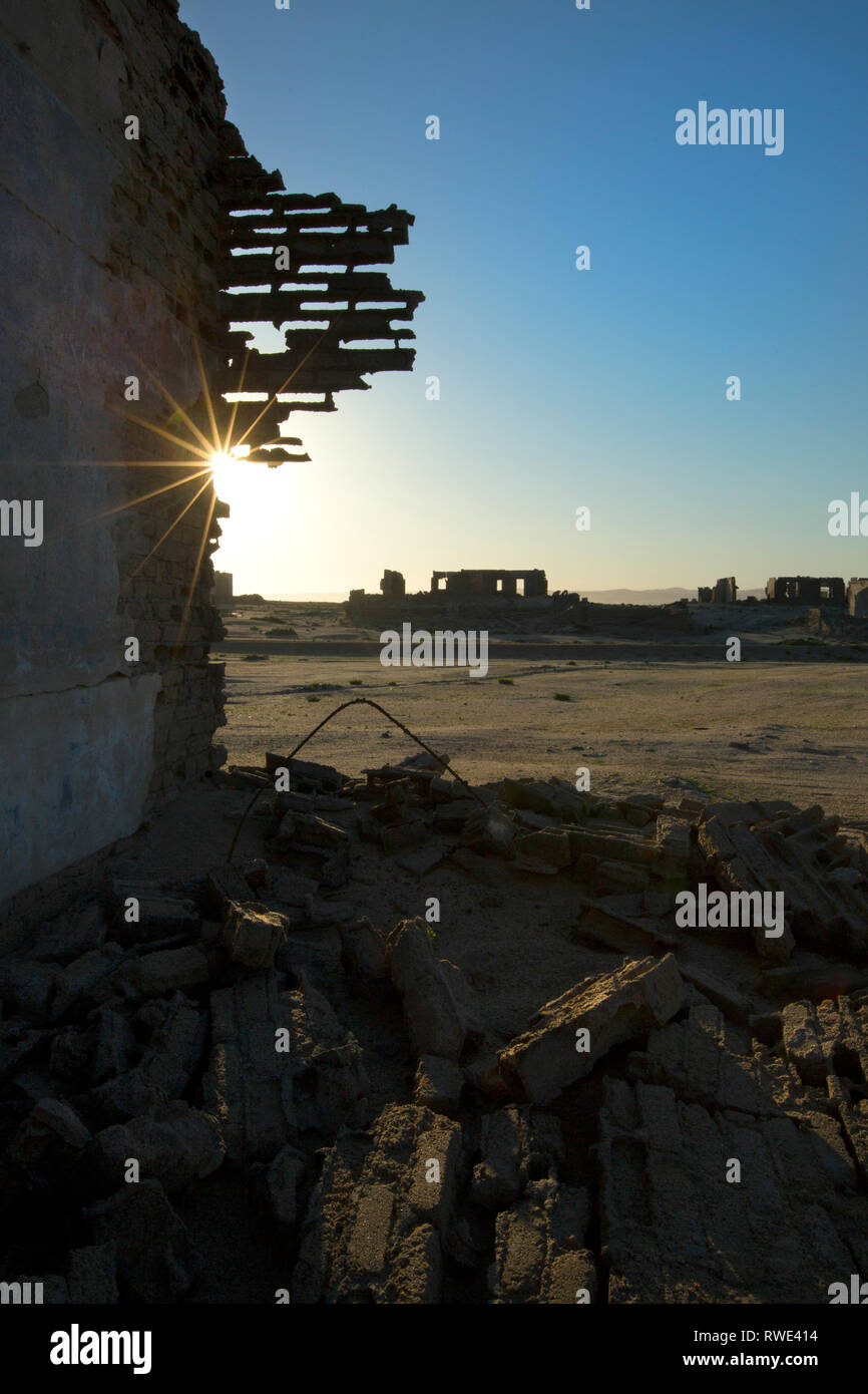 Verlassene Gebäude in einem Geist Bergbaustadt Elizabeth Bay südlich von Kolmanskop in Namibia. Stockfoto