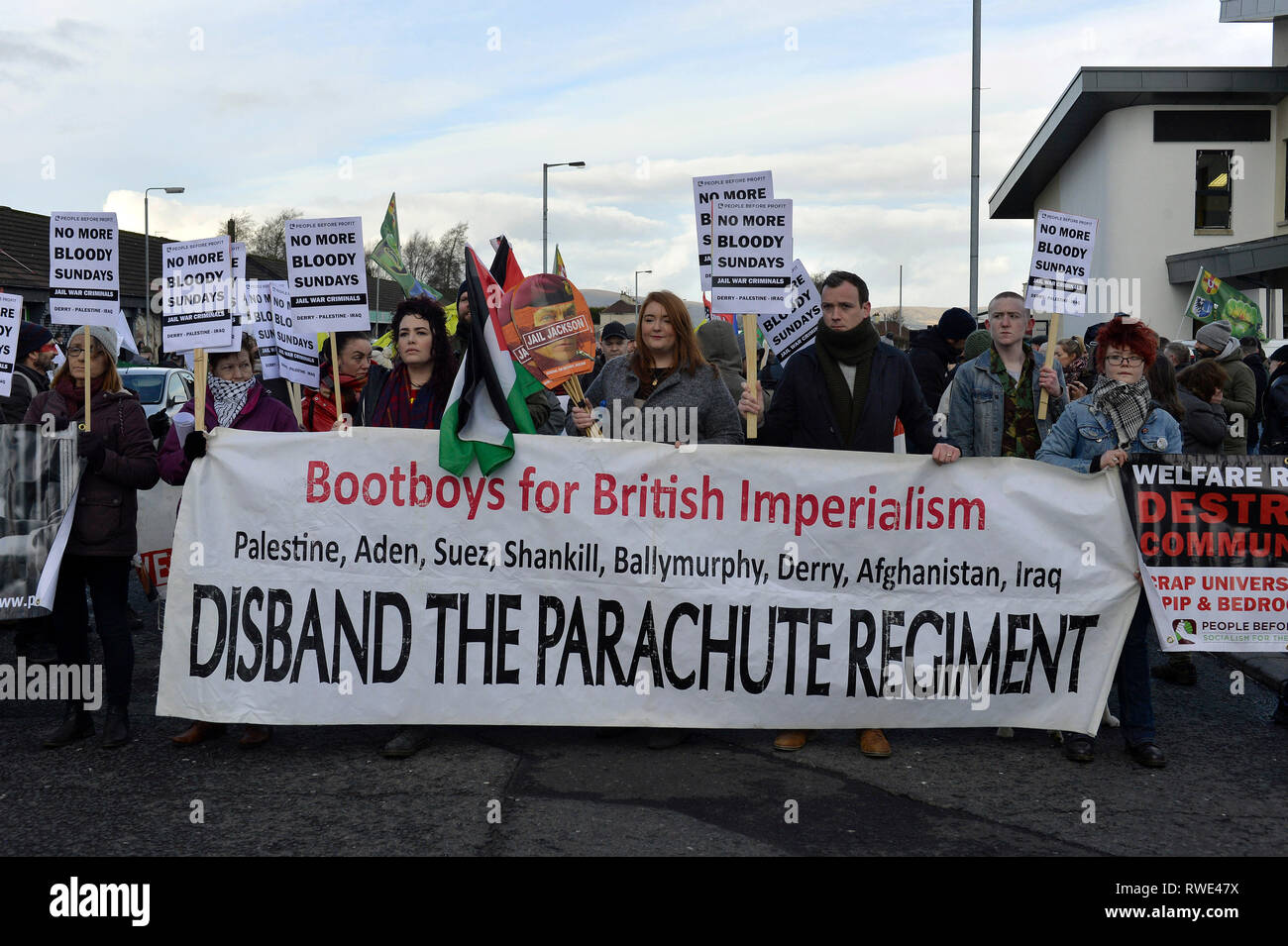 Demonstranten nehmen Teil an der 47th Bloody Sunday Mahngang in Londonderry, am Sonntag, den 27. Januar 2019. Credit: George Sweeney/Alamy Stockfoto