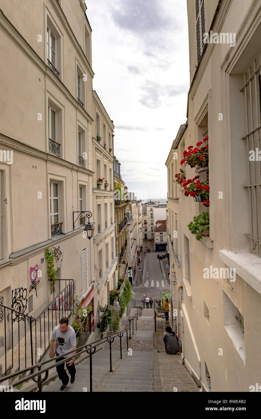 Rue des trois freres paris Fotos und Bildmaterial in hoher Auflösung