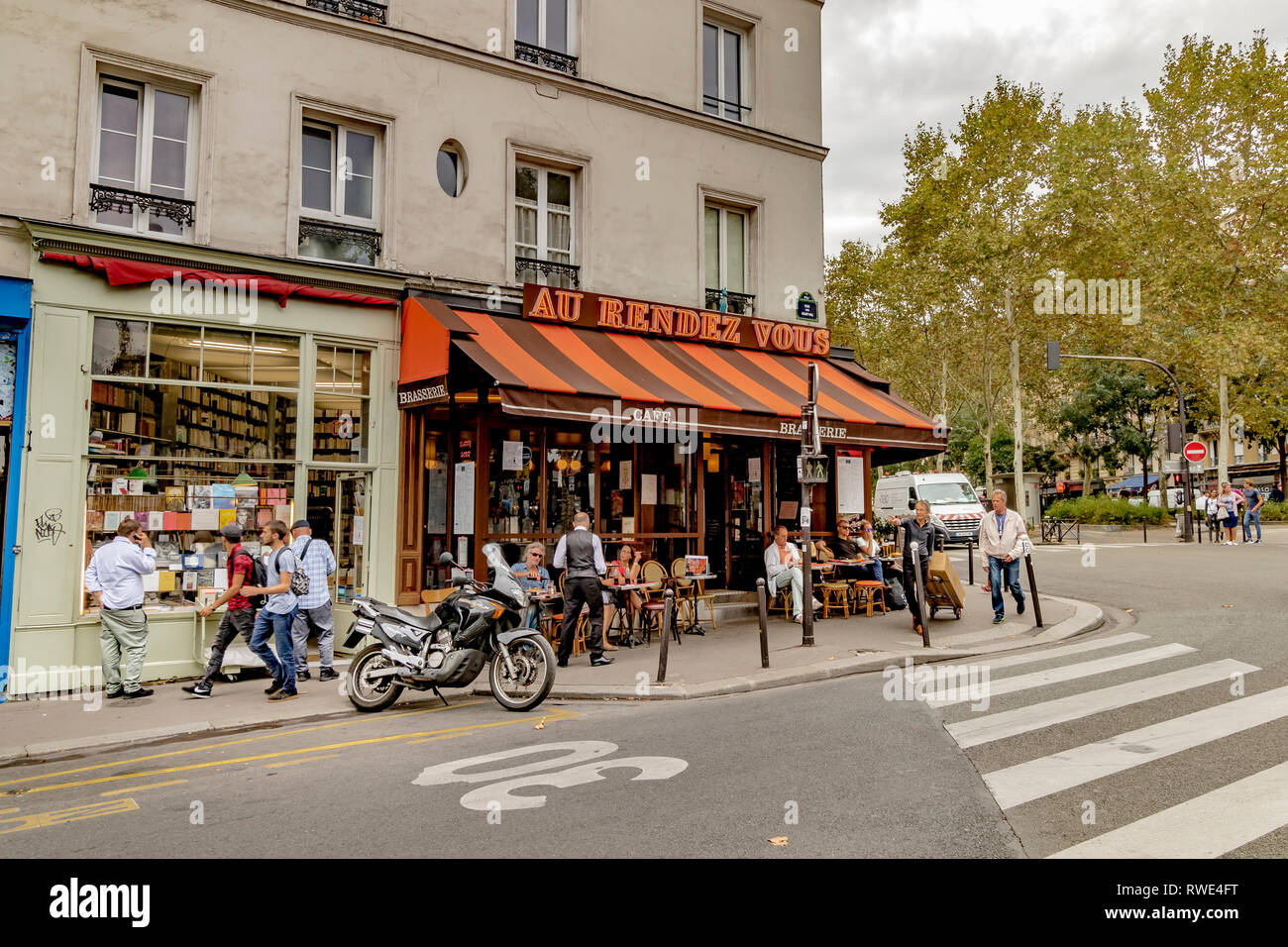 Die Leute, die das Mittagessen außerhalb Au Rendez-Vous des Artistes ein Restaurant Cafe am Boulevard de Clichy, Paris, Frankreich Stockfoto