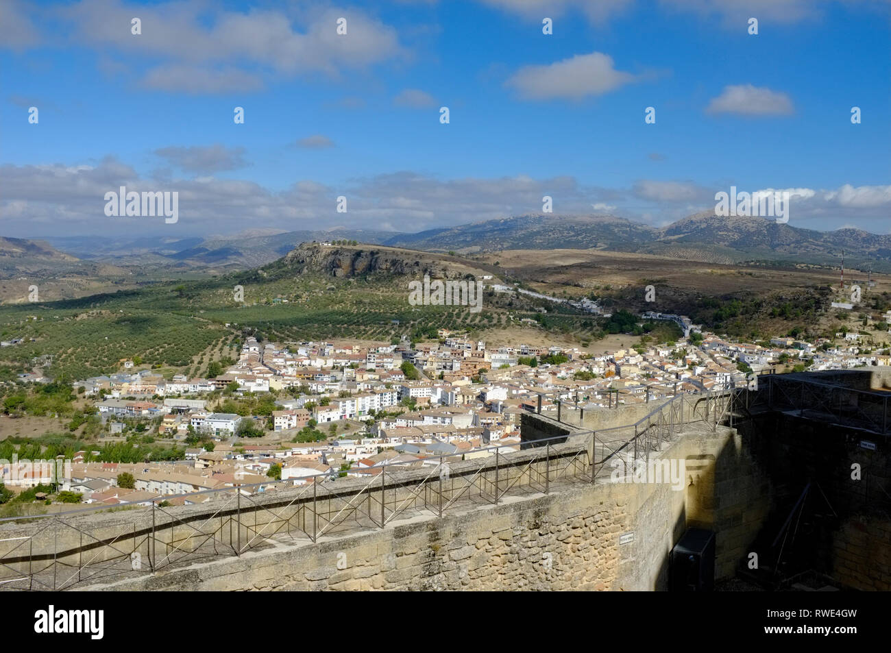 Blick auf Alcala la Real Stadt und die umliegende Landschaft von den Wänden der Hügel in der historischen Burg / Festung. Die Provinz Jaen, Andalusien, Spanien Stockfoto