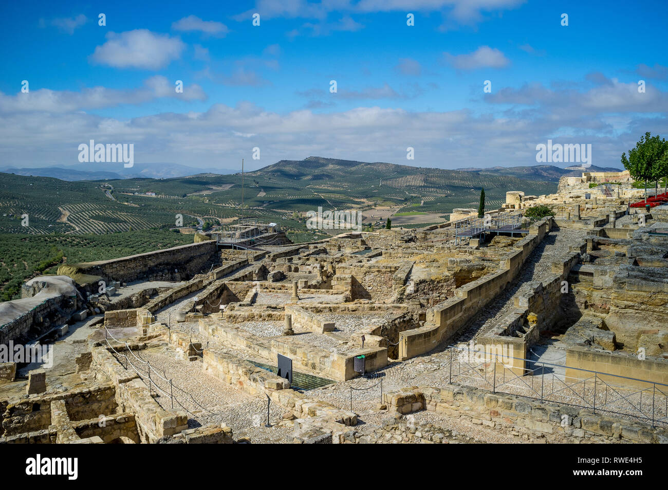 Aktuelle Ausgrabungen und Restaurierung im Hilltop Alcala la Real Schloss - Fortaleza de la Mota - und die Landschaft in der Provinz Jaen, Andalusien, Spanien Stockfoto