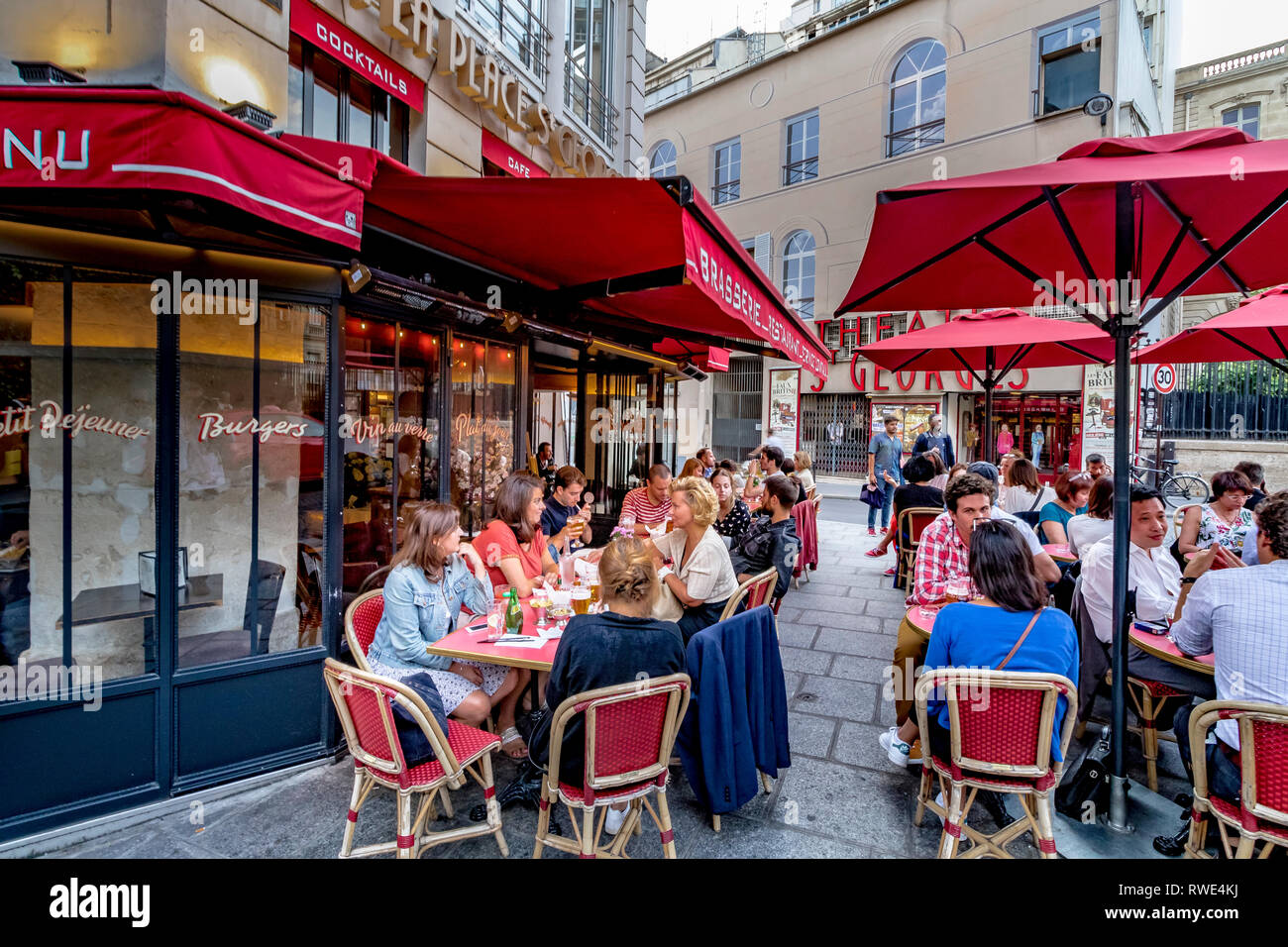 Menschen außerhalb À la Place Saint-Georges, Café Restaurant in der St Georges Bereich des 9. Arrondissement von Paris, am späten Nachmittag sitzen. Stockfoto