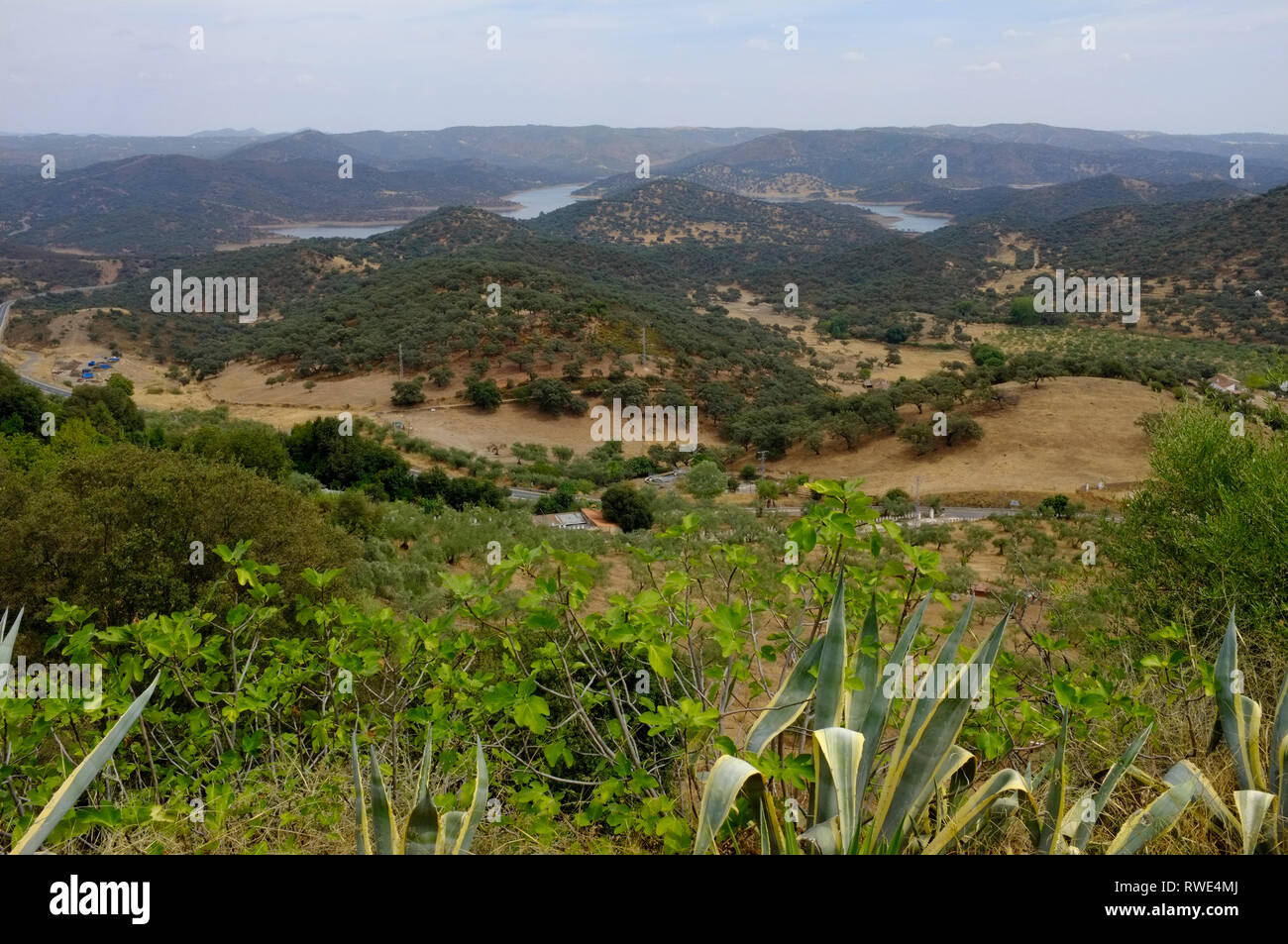 Anzeigen von Zufre Behälter und Hügel in der Sierra de Aracena Park, vom Hilltop weiße Stadt Zufre, Provinz Huelva, Andalusien, Spanien Stockfoto