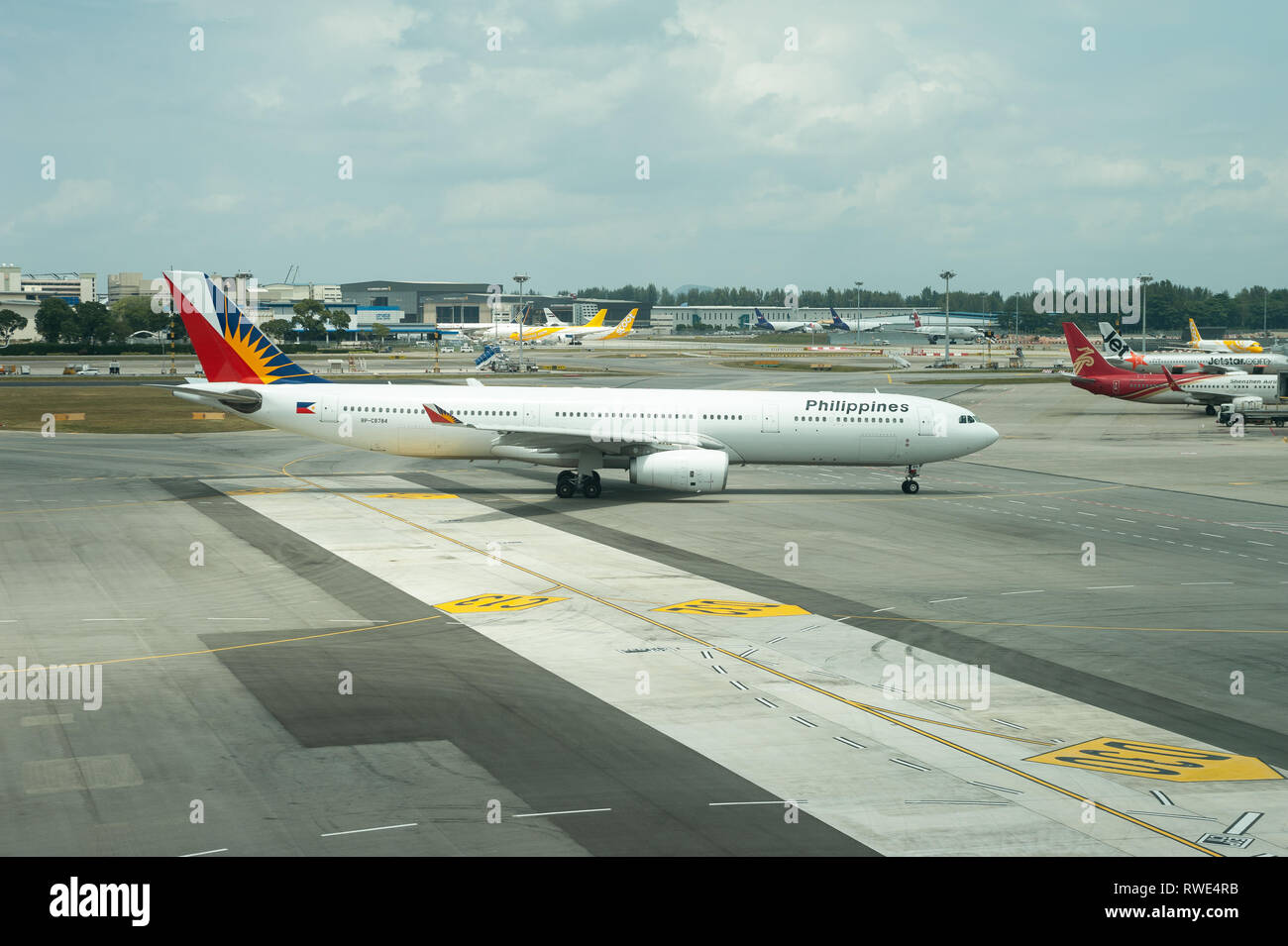 01.03.2019, Singapur, Republik Singapur, Asien - eine Philippine Airlines Airbus A330-300 Passagiermaschine auf dem Flughafen Singapur Changi. Stockfoto