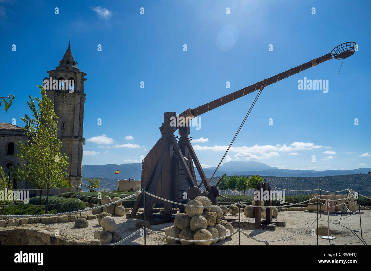 Blick auf eine Replik Trebuchet und Steinkugeln im Inneren des Schlosses, die Fortaleza de la Mota, in Alcala la Real, Jaen, Andalusien, Spanien. Stockfoto