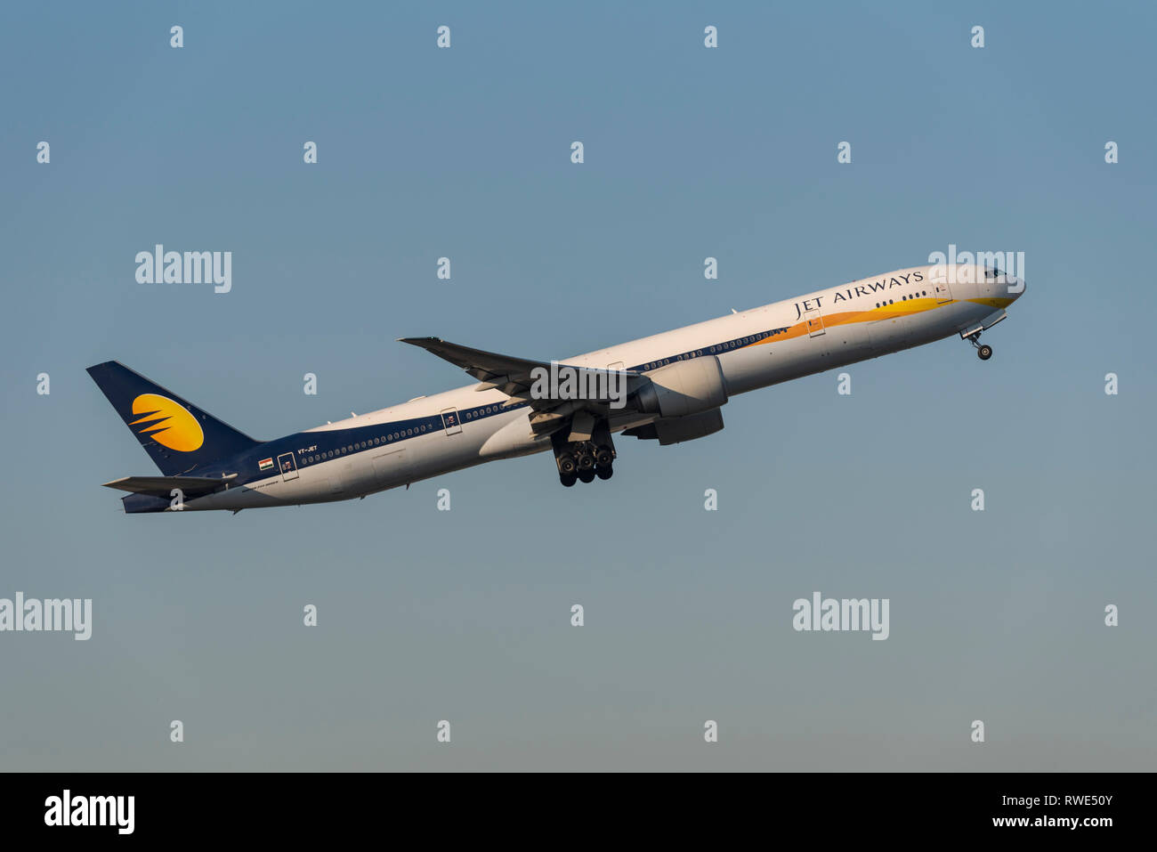 Jet Airways Boeing 777 Jet Flugzeug VT-JET startet vom Flughafen London Heathrow, Großbritannien, in blauem Himmel Stockfoto