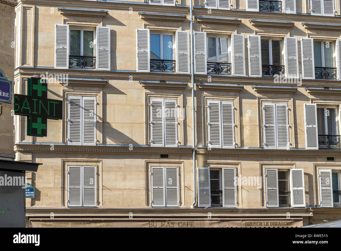 Apartments in Paris mit hölzernen Fensterläden im Sonnenschein, Rue Notre Dame De Lorette, St Georges in der 9. Arrondissement von Paris Stockfoto