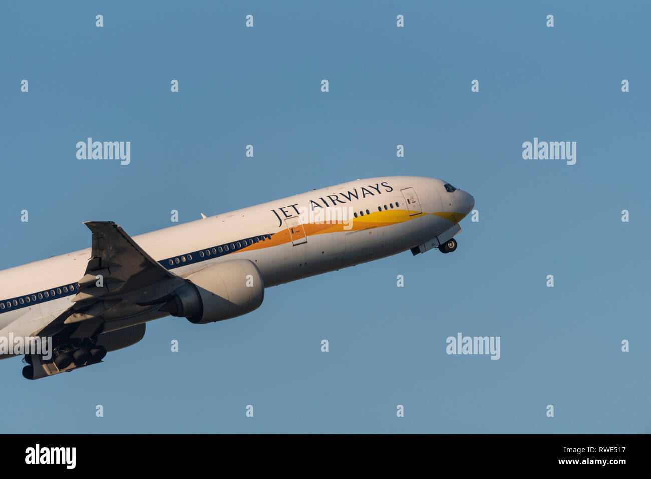 Jet Airways Boeing 777 Jet Flugzeug VT-JET startet vom Flughafen London Heathrow, Großbritannien, in blauem Himmel Stockfoto
