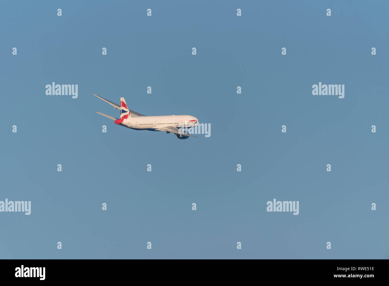 British Airways Boeing 777 Jet Flugzeug startet vom Flughafen London Heathrow, Großbritannien, in blauem Himmel Stockfoto