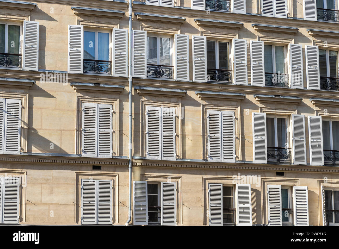 Apartments in Paris mit hölzernen Fensterläden im Sonnenschein, Rue Notre Dame De Lorette, St Georges in der 9. Arrondissement von Paris Stockfoto