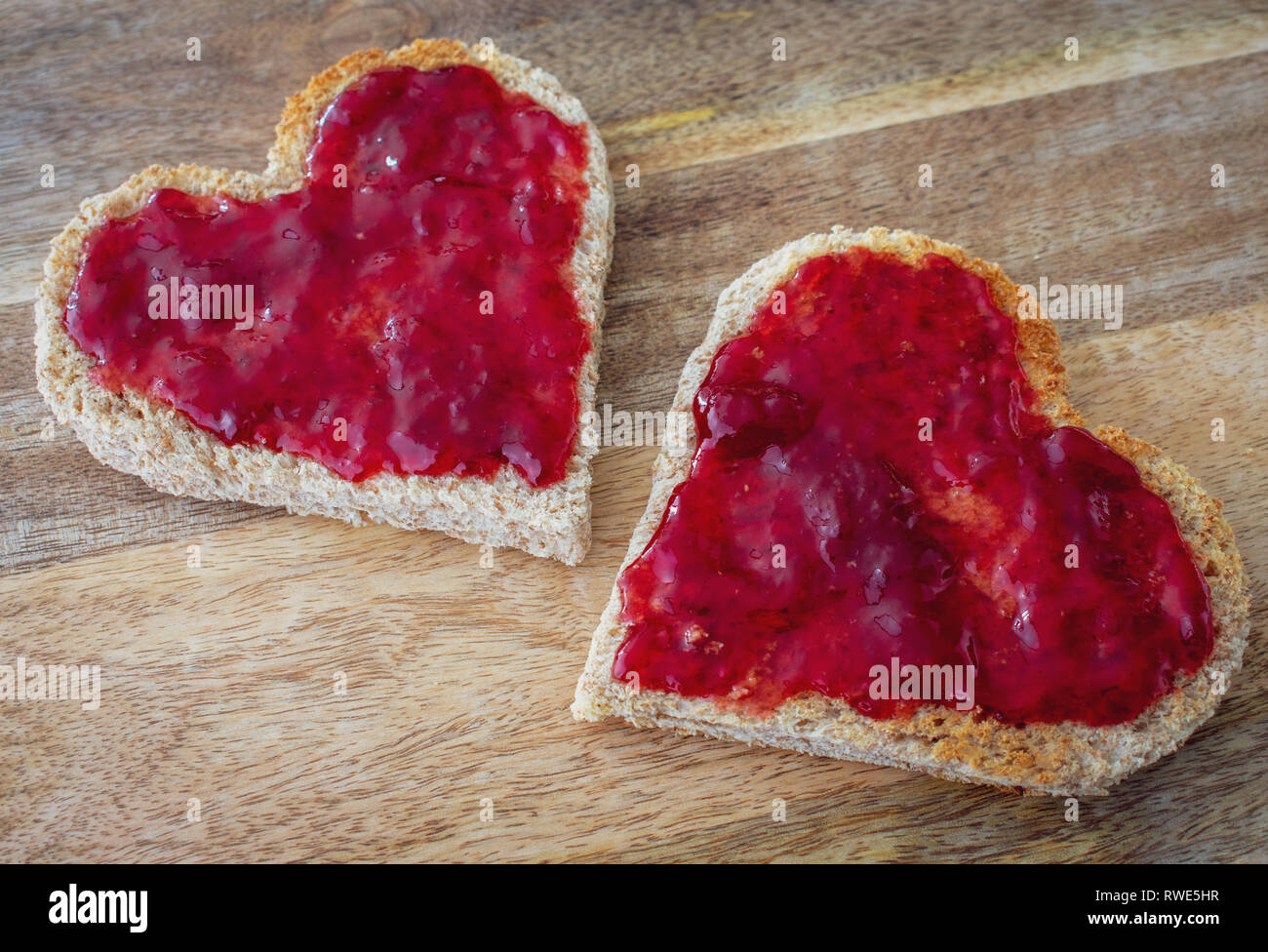 Herzförmige Toast mit Marmelade Stockfotografie - Alamy