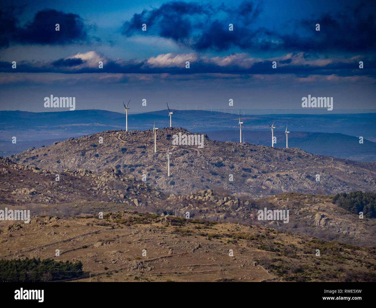 Berglandschaft mit Windenergieanlagen in Salamanca. Konzept der erneuerbaren Energie Stockfoto