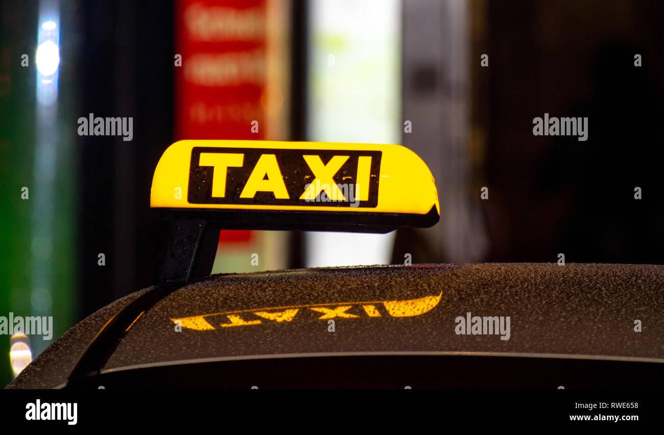 Taxi Lichter am Kabinendach an regnerischen Nacht, Antrieb home Sicherheit Stockfoto