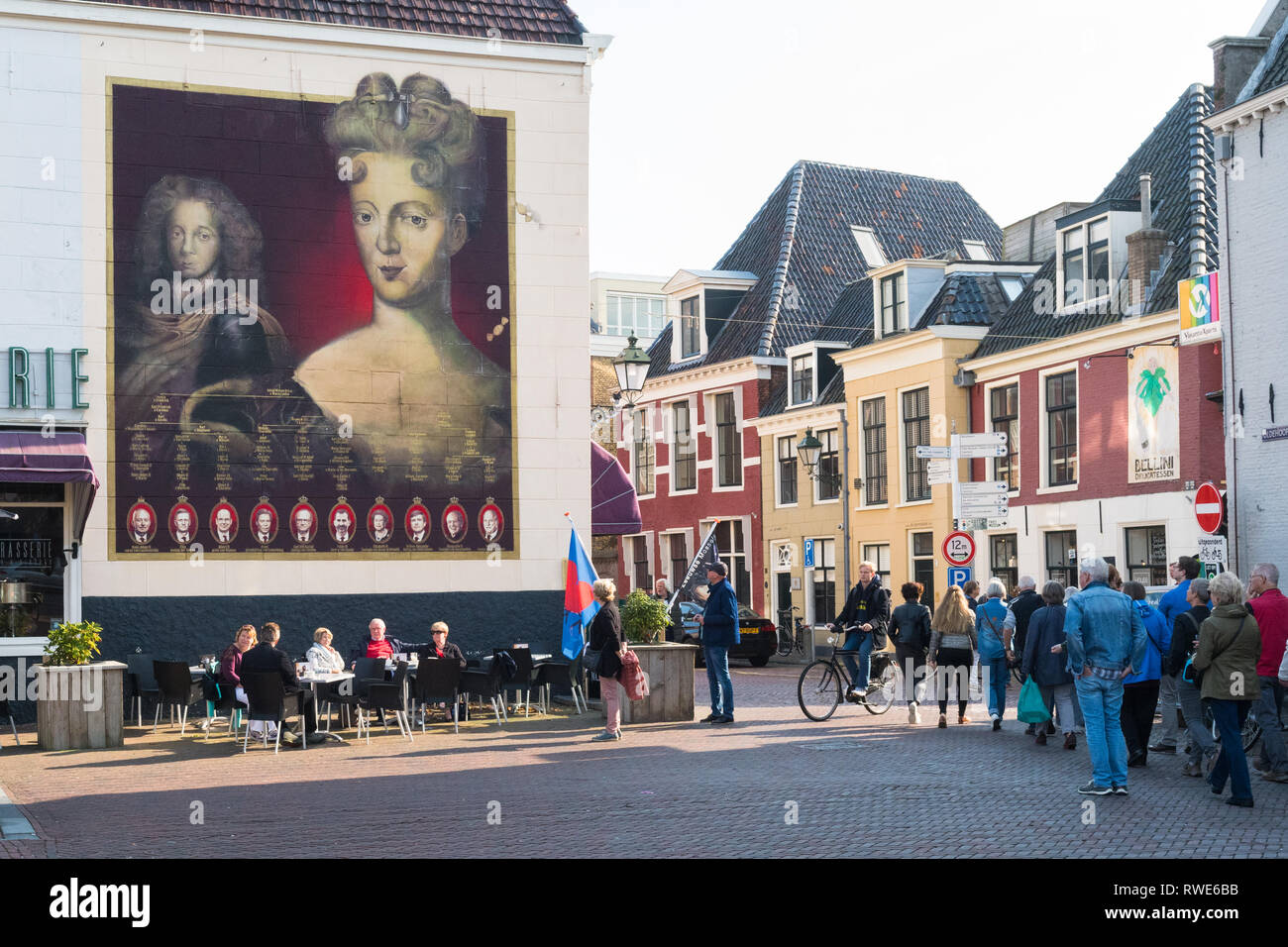Leeuwarden, Niederlande - Touristen, die auf der Suche am Wandgemälde von landgräfin Marie Louise von Hessen-kassel während Leeuwarden-Friesland Kulturhauptstadt 2018 Stockfoto