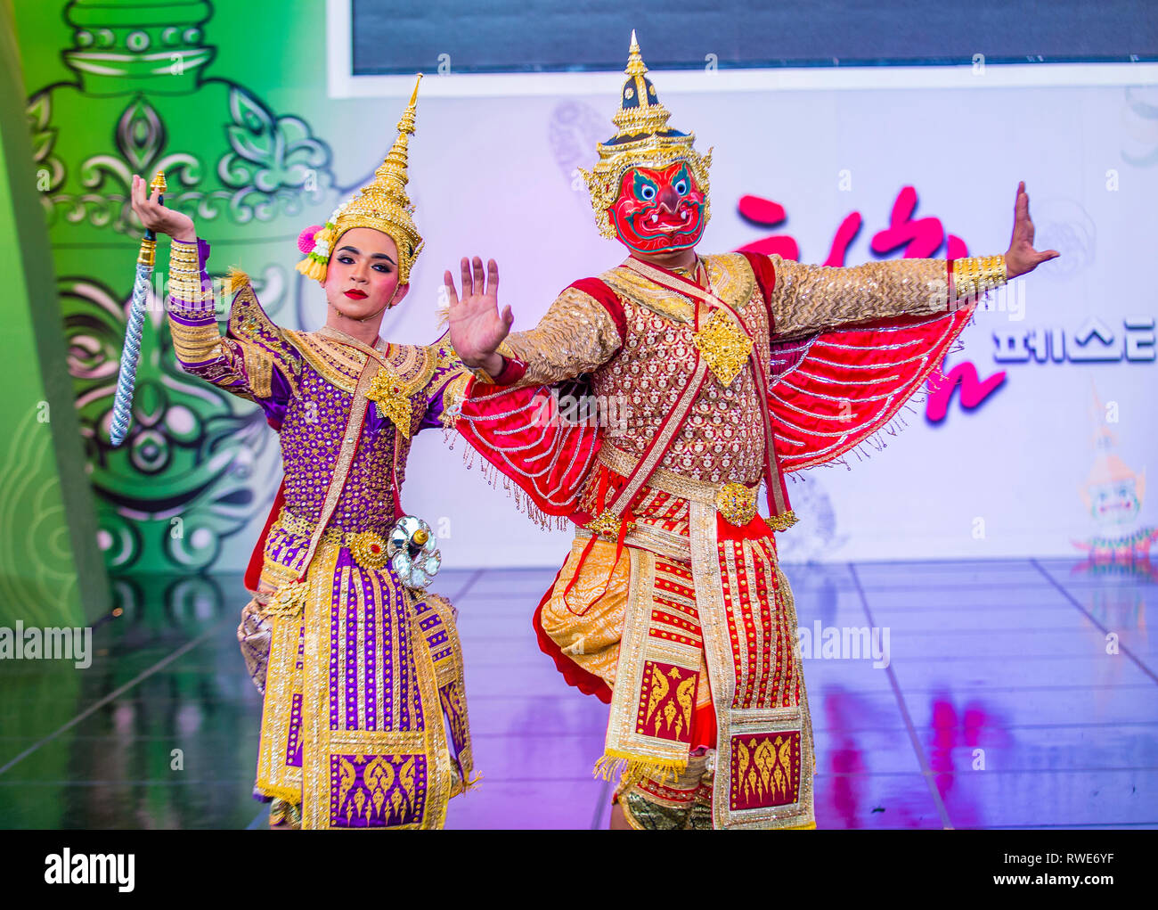 Thailändische Tänzerinnen, die den traditionellen Thai-Khon-Tanz auf dem Maskentanzfestival in Andong Südkorea darlegen Stockfoto