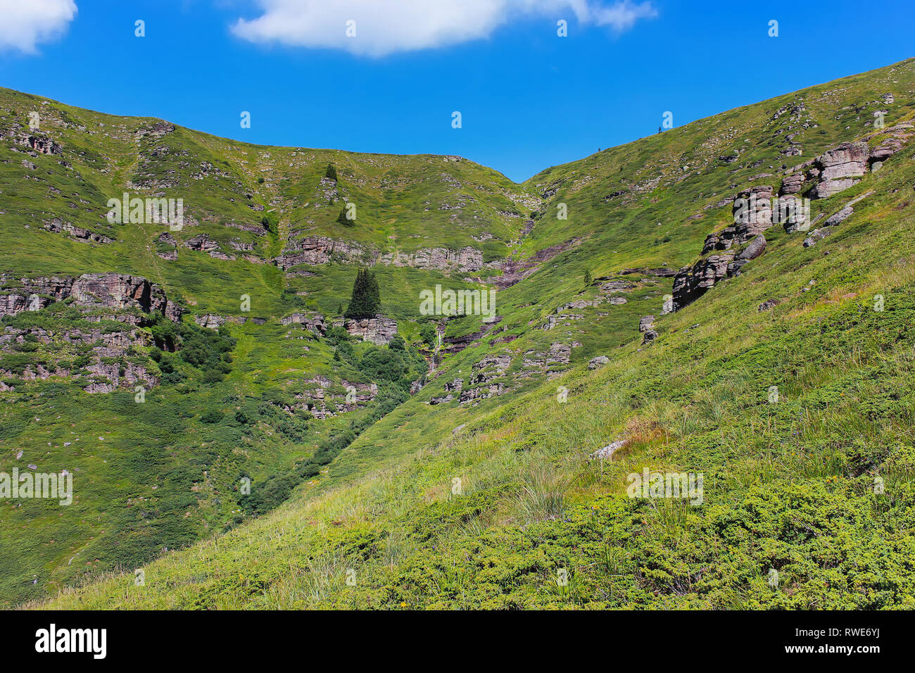 Alien, rocky, sonnenbeschienenen Landschaft und fast ausgetrocknet Kopren Wasserfall auf der Alten (Balkan) Berg in Serbien Stockfoto