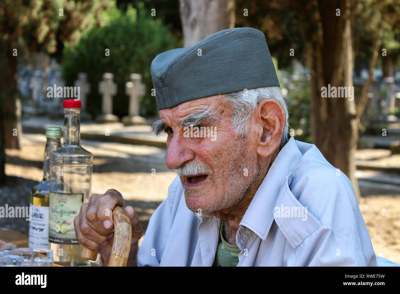 Porträt des berühmten ersten Weltkrieg serbischen Friedhof keeper Djordje Mihailovic, Geschichten über toten Kriegern um die Besucher Stockfoto