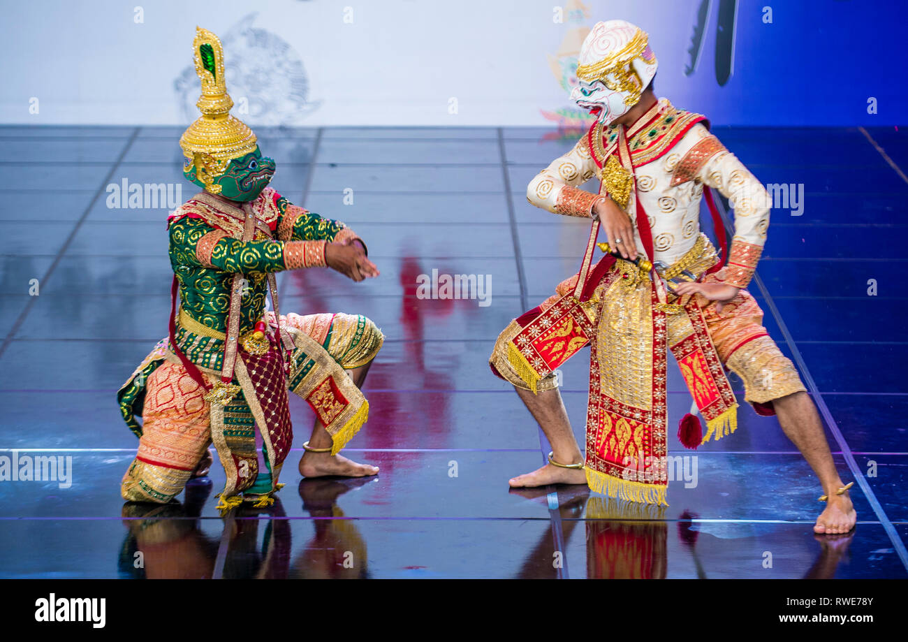Thailändische Tänzerinnen, die den traditionellen Thai-Khon-Tanz auf dem Maskentanzfestival in Andong Südkorea darlegen Stockfoto