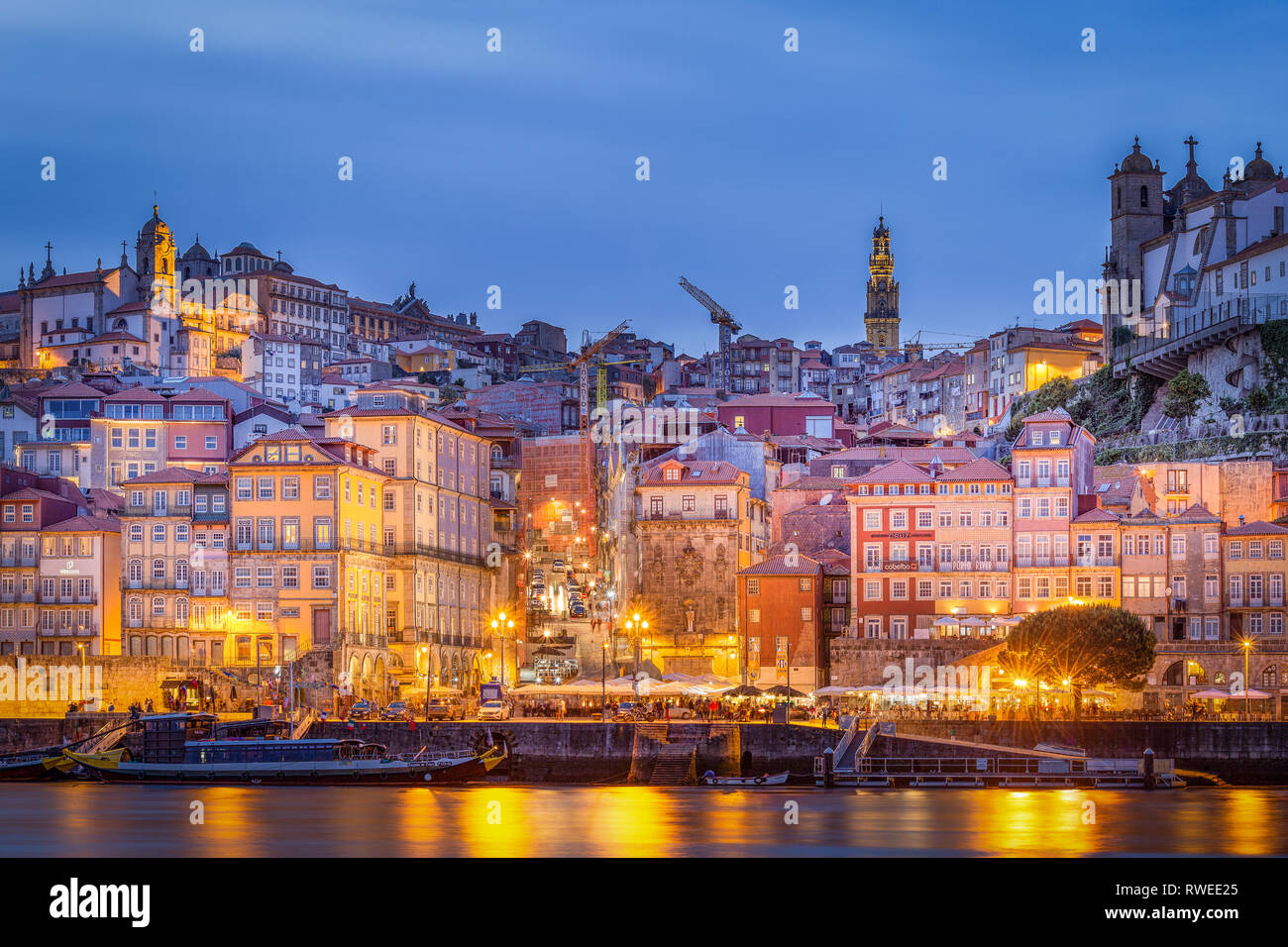 Porto Stadtbild. Ribeira, Torre dos Clérigos, Sé do Porto und Rio Douro Stockfoto
