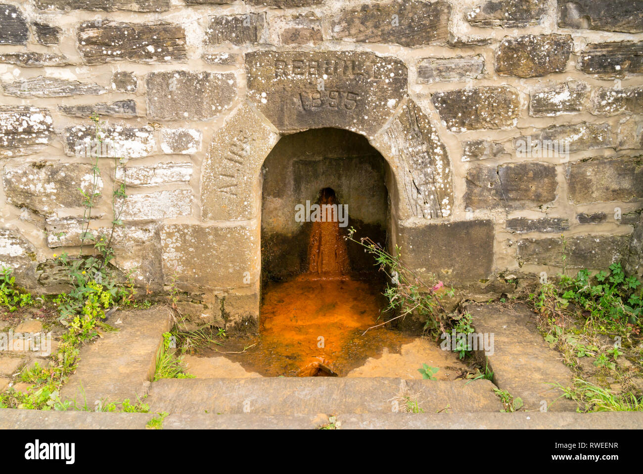 Alice gut - ein Denkmalgeschütztes Sandstein Brunnen befindet sich Cox Grün Stockfoto