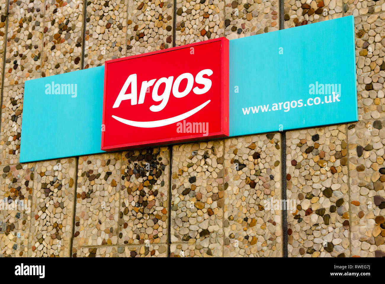 Argos-Logo an der Seite eines Argos Store Stockfoto