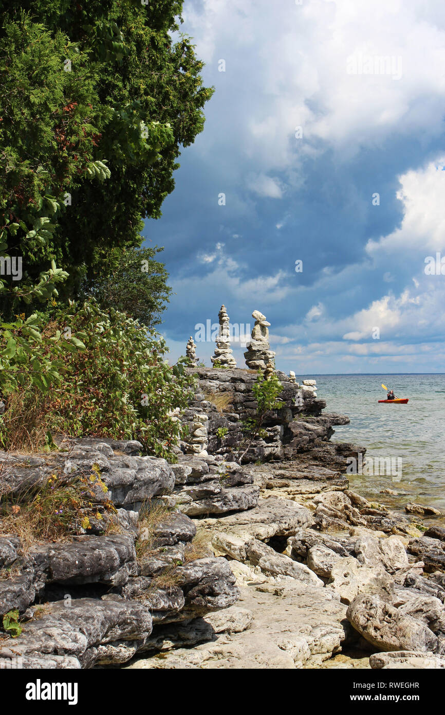 Die Felsige Kuste Des Lake Michigan Mit Rock Totems Cairns