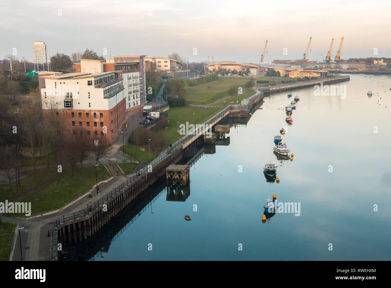 Der Blick auf den Fluss Wear und North Riverbank, in Sunderland, von Wearmouth Brücke auf der Suche nach Osten Stockfoto