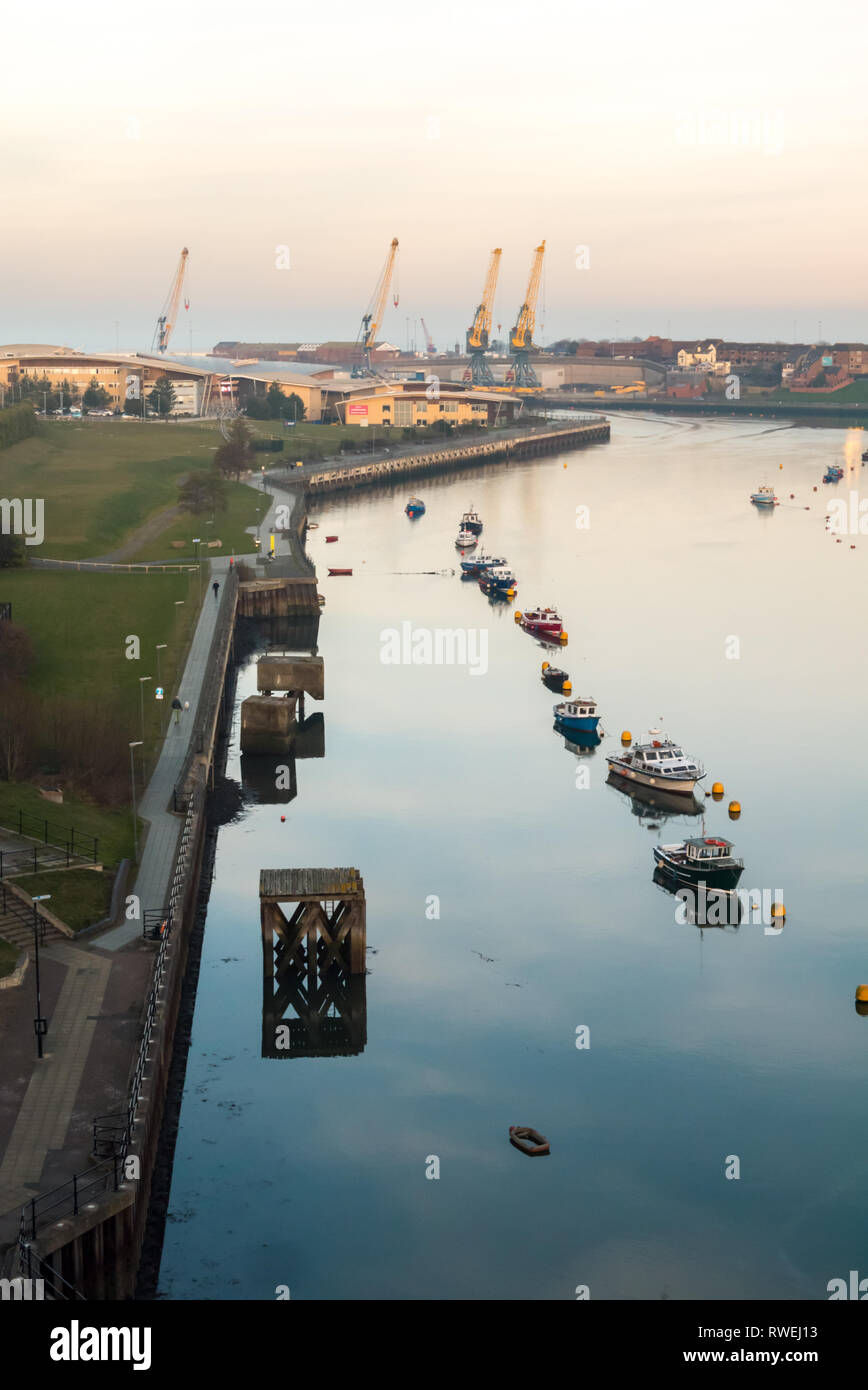 Der Blick auf den Fluss Wear und North Riverbank, in Sunderland, von Wearmouth Brücke auf der Suche nach Osten Stockfoto