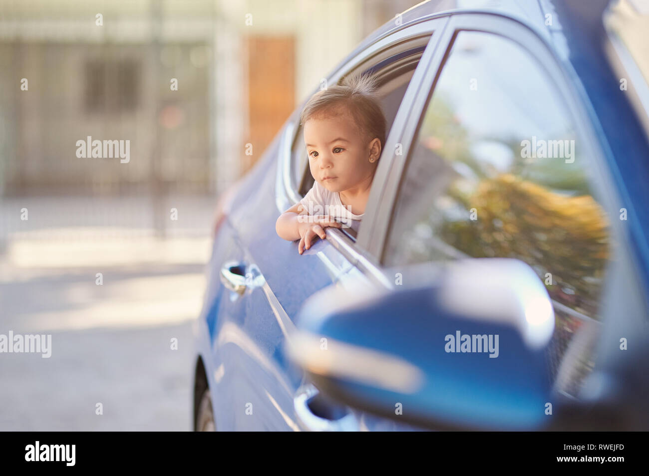 Baby Mädchen reisen in Auto auf sonnigen Tag Stockfoto