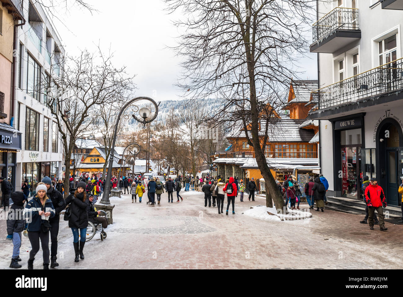 Zakopane, Polen - 22. Februar 2019. Eine Masse von Menschen entlang Krupowki Straße an einem Wintertag. Krupowki Straße ist die wichtigste Stadt promenade Stockfoto