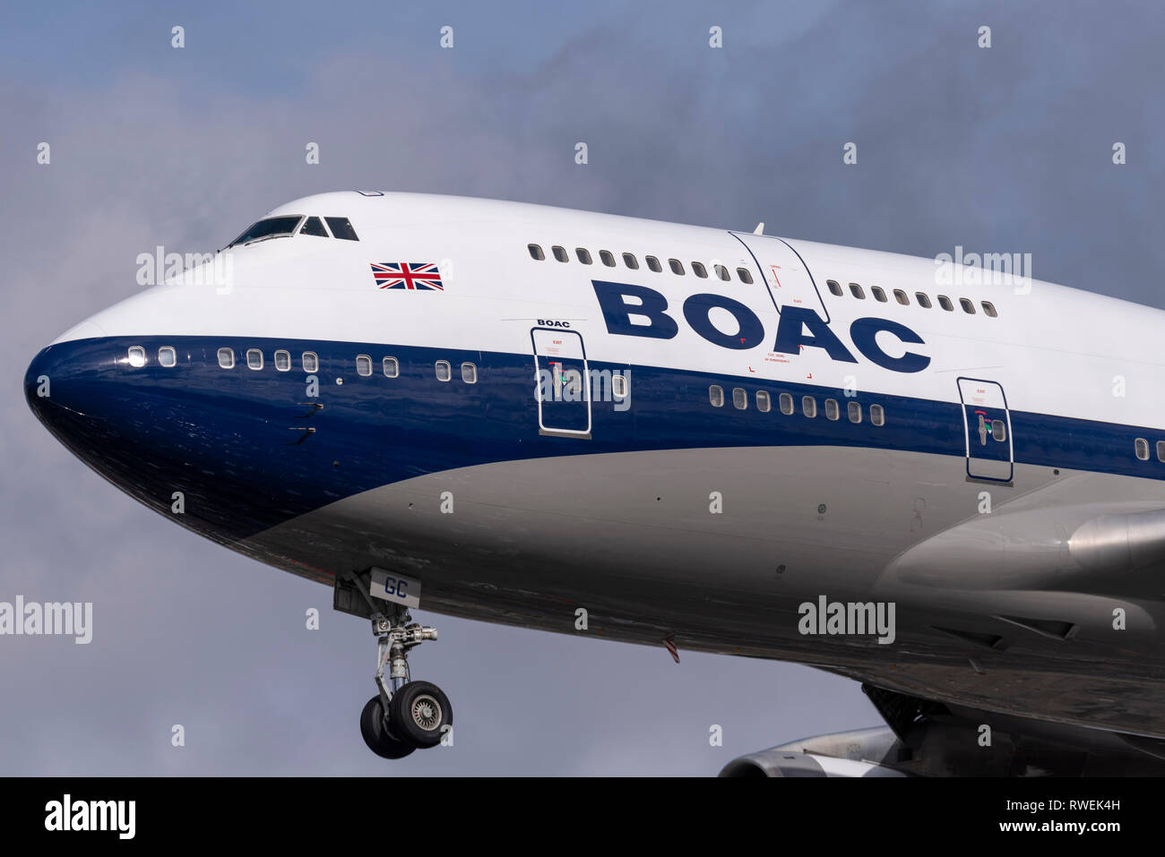 British Airways BOAC 100-jähriges Lackierschema Boeing 747 Jumbo Jet Jet Flugzeug Landung auf London Heathrow Airport, Großbritannien Stockfoto