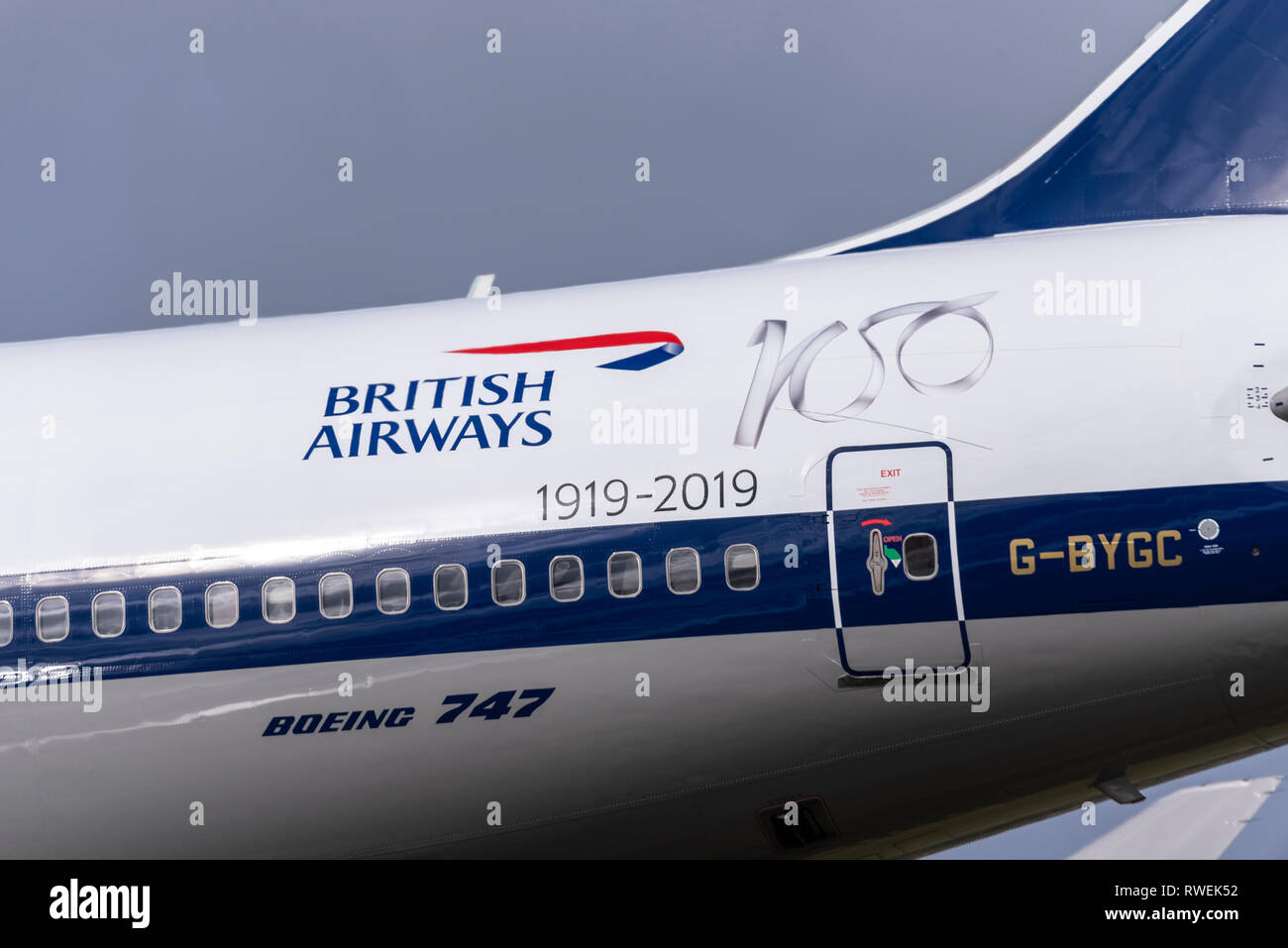 British Airways BOAC 100-jähriges Lackierschema Boeing 747 Jumbo Jet Jet Flugzeug Landung auf London Heathrow Airport, Großbritannien Stockfoto