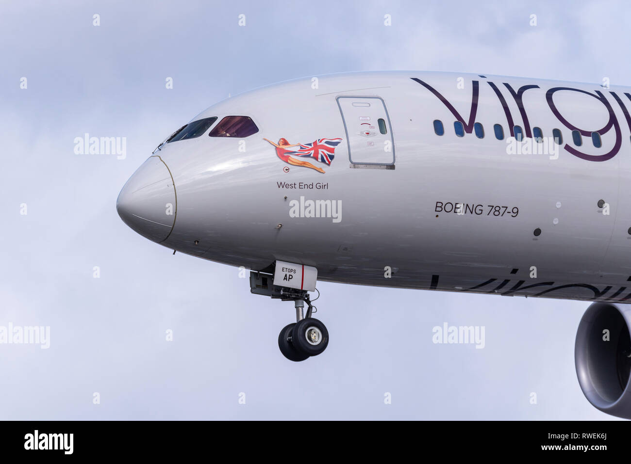 Virgin Atlantic Boeing 787 Dreamliner Jet Flugzeug Landung am London Heathrow Airport, Großbritannien. Name West End Girl Stockfoto