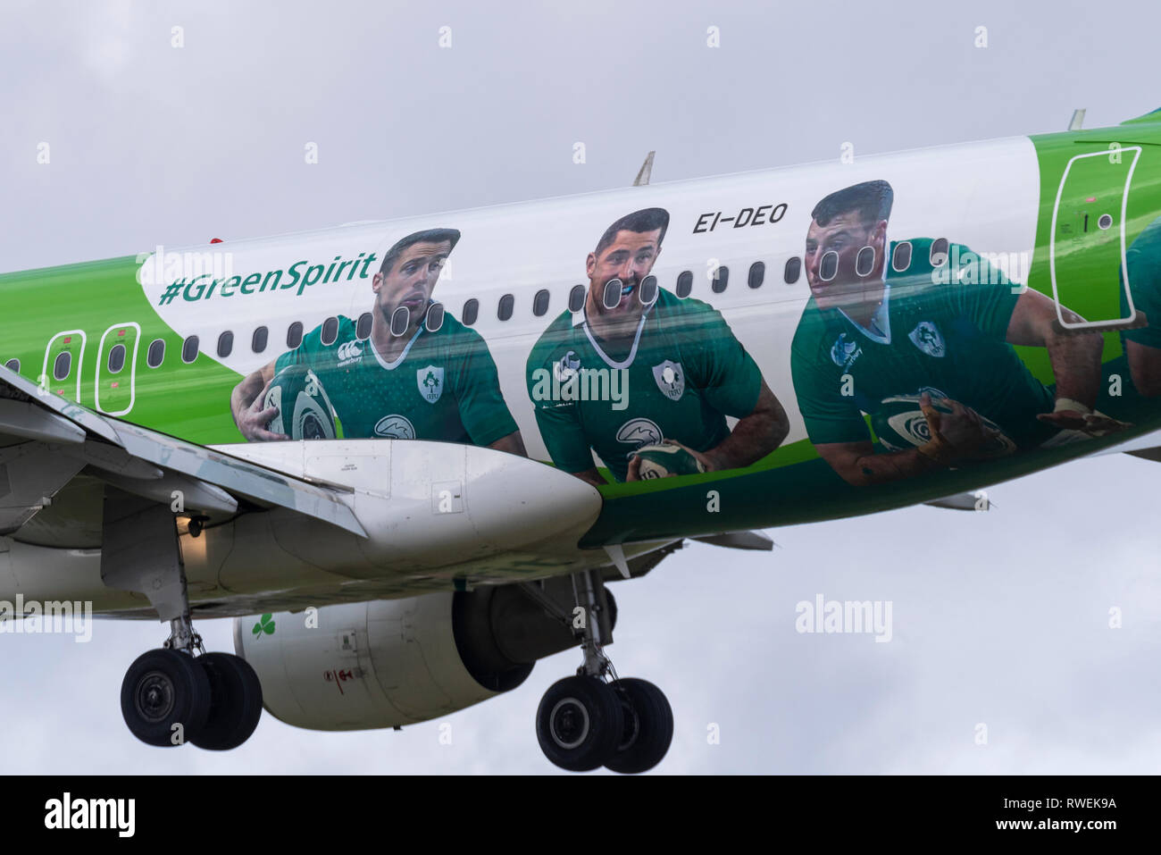 Aer Lingus Airbus A320 Jet Flugzeug Flugzeug EI-DEO landet am London Heathrow Airport, Großbritannien. Das irische Rugby-Team Green Spirit Sonderprogramm Stockfoto