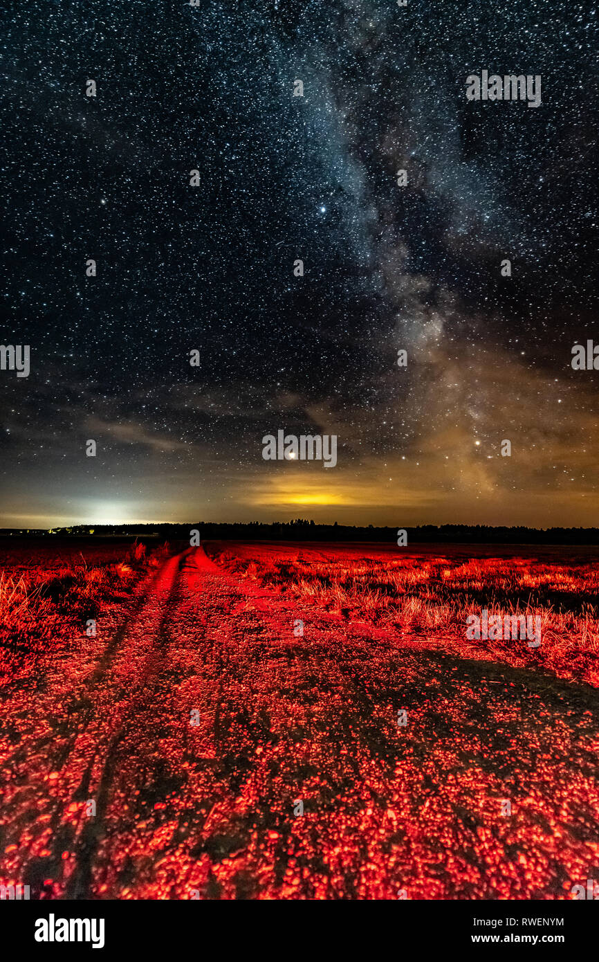 Nacht Sternenhimmel mit leuchtenden Sternen der Milchstraße und Country Road Stockfoto