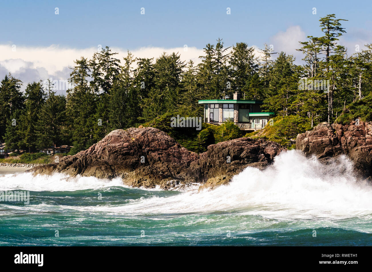 Wellen entlang der Felsen bei Rosie Bay in der Nähe von Chesterman Beach in der Nähe von Tofino, British Columbia. Stockfoto