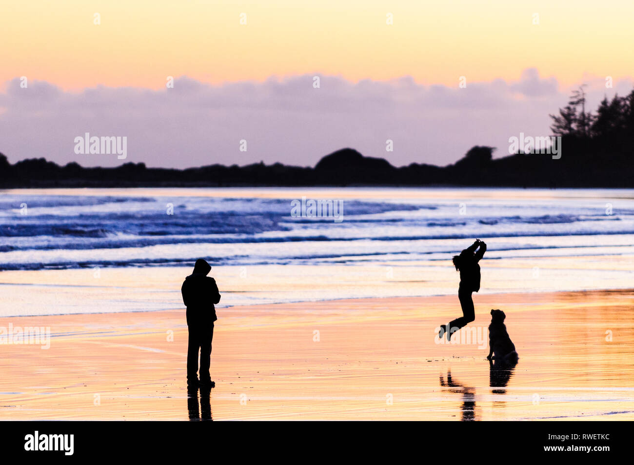 Familien spielen auf Chesterman Beach in der Nähe von Tofino, Britisch-Kolumbien, Kanada Stockfoto