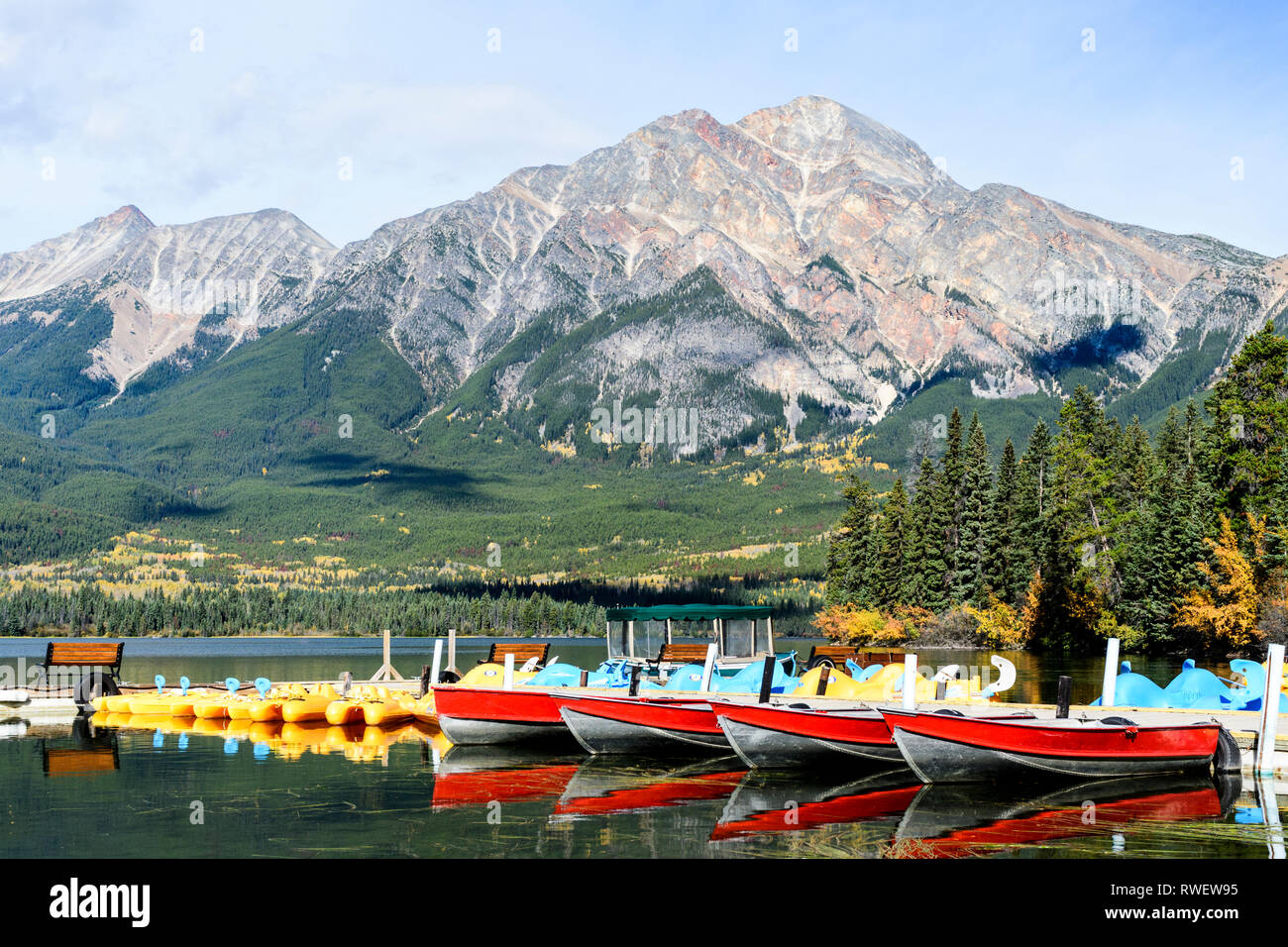 Kleine Boote und Tretboote am Dock am Pyramid Lake bei Pyramid Lake Resort in Jasper, Alberta. Pyramide Berg ist im Hintergrund Stockfoto