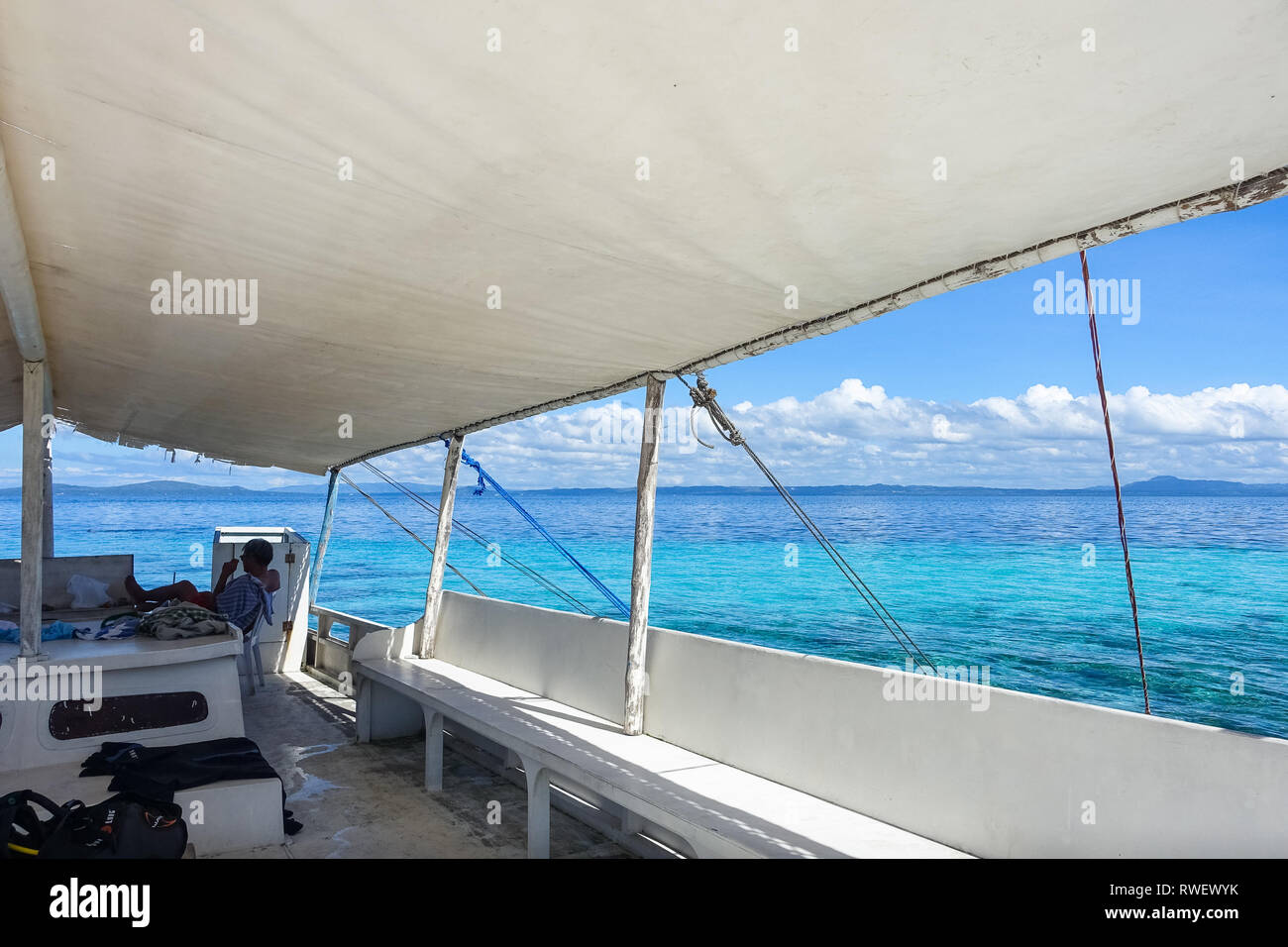 Weiß Tour Boot und das türkisfarbene Meer - Pamilican Insel Panglao - Bohol, Philippinen Stockfoto