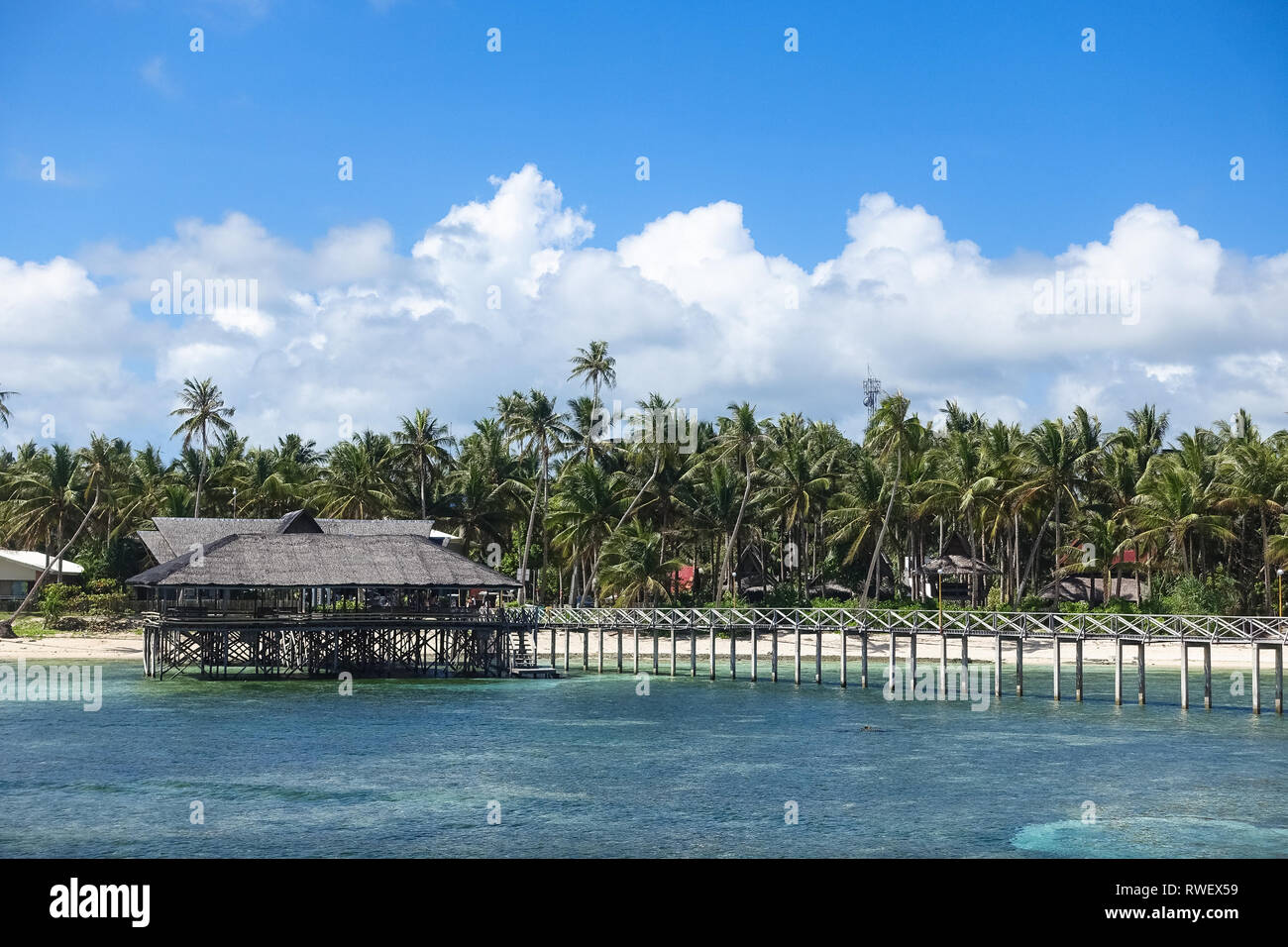 Boardwalk und Palmen auf sonnigen Tag-Cloud 9, Siargao - Philippinen Stockfoto